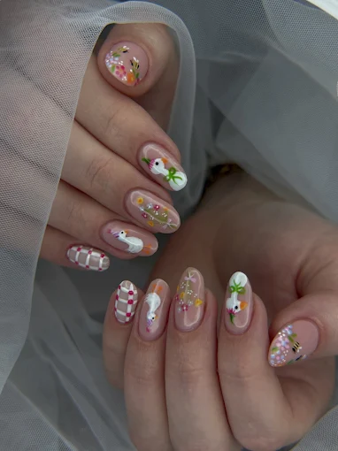 Verspielte Frühlings-Nailart mit Blumen und Charms