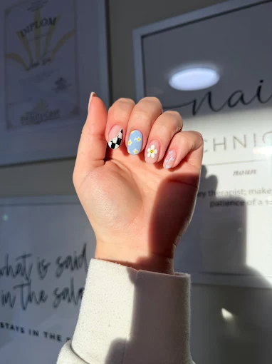 Kurze Nägel mit bunter Nailart und Gänseblümchen