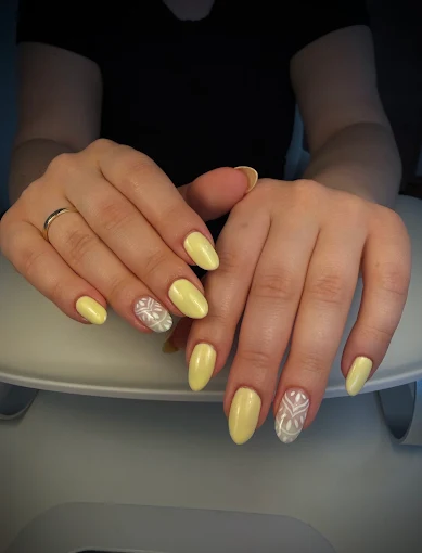 Pastellgelbe Gelnägel mit weißem 3D-Muster
