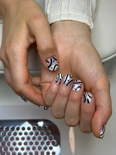 Schwarz-weiße Retro-Nailart auf kurzen Nägeln