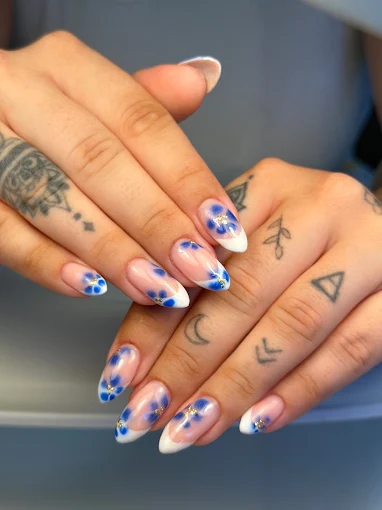 Mandelnägel mit weißer French und blauen Blüten