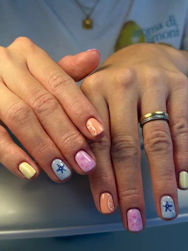 Bunte Pastellnägel mit feinen Nailart-Details