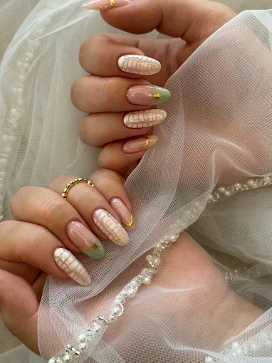 Zarte Mandelnägel in Nude mit Goldakzenten und Tüll